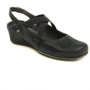 Vaneli Italian shoe designer purple collection.